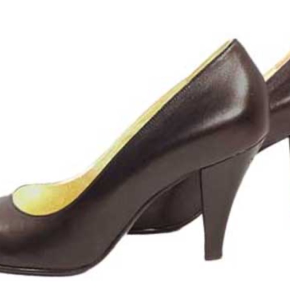 CHANEL PUMPS, Sz 7.5B, HEEL 3 ¼ inch, CHANEL NAME EMBOSSED ON HEEL BACKS, MADE - Picture 6 of 12